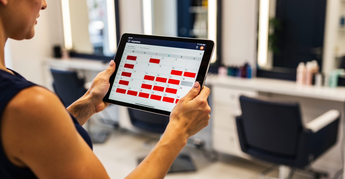 Randevu takviminde saat ve gün kapatma özelliğini kullanan işletme sahibi