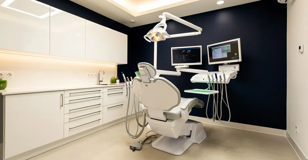 Modern diş kliniği tedavi odası, dijital ekipmanlarla donatılmış profesyonel ortam