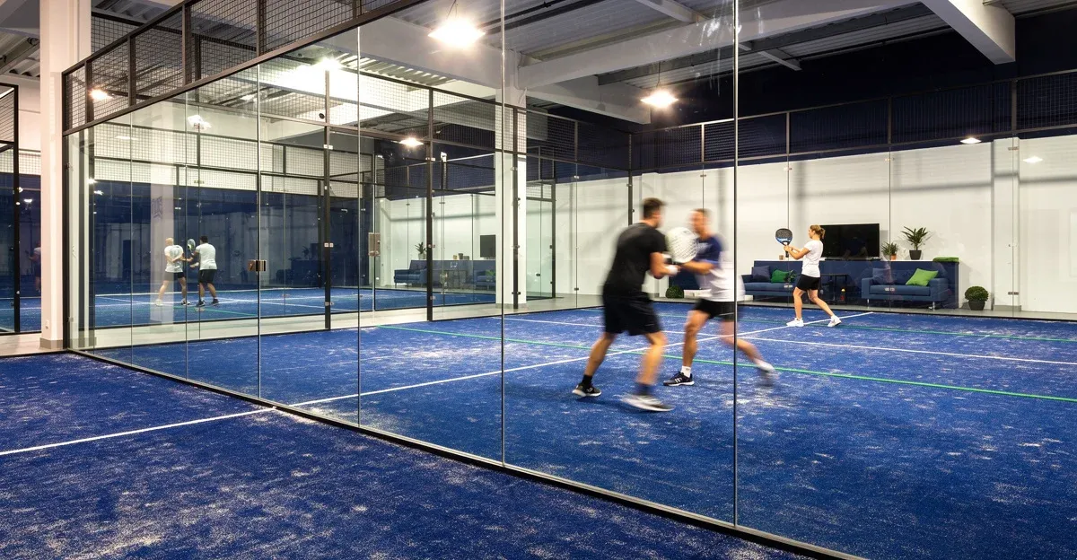 Modern kapalı padel kortu ile padel sahası açma yatırımı